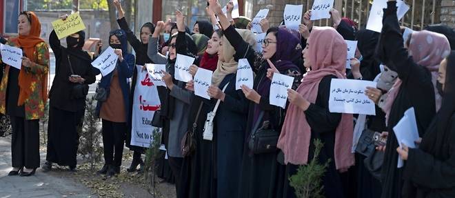 Des Afghanes manifestent contre l'expulsion d'etudiantes d'une residence universitaire