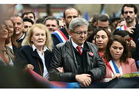 Jean-Luc Mélenchon, leader de La France insoumise, aux côtés de l'écrivaine et Prix Nobel de littérature Annie Ernaux, lors de la marche contre les inégalités et l'inaction climatique, dimanche 16 octobre à Paris.

