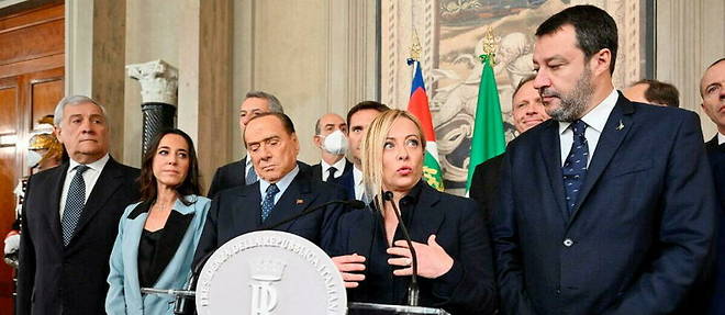 Premiere femme a occuper le poste de Premier ministre en Italie, Giorgia Meloni presente vendredi son gouvernement.
