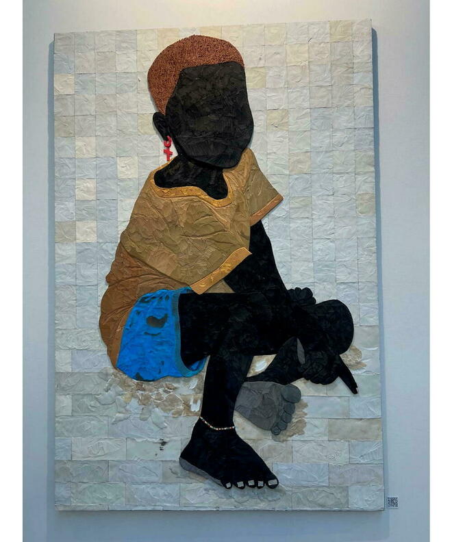 Une œuvre de l'artiste togolais Foli Kossi Gérard TETE, de son nom d'artiste Tesprit, reconnaissable par sa technique basée sur le recyclage des sandales communément appelées « dzimakplao » (enfant sans instruction) au Togo.
 ©  Sylvie Rantrua