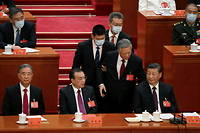 Chine&nbsp;: contre son gr&eacute;, l&rsquo;ex-dirigeant Hu Jintao escort&eacute; en dehors du congr&egrave;s
