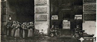 1917 :  guerre civile à Petrograd (Saint-Pétersbourg) après la révolution d'Octobre.
