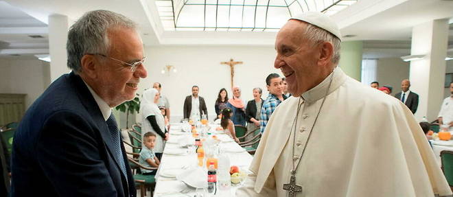 Andrea Riccardi et le pape Francois, le 11 aout 2016 lors d'une rencontre au Vatican.
