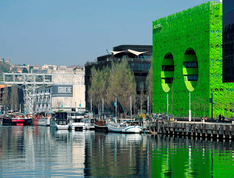 
        A quai. Le quartier Confluence et son pavillon vert, siege d'Euronews.