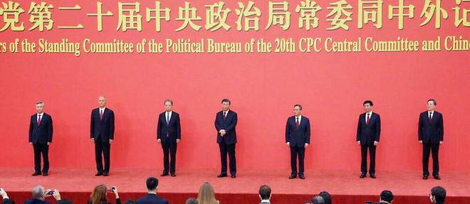 Les sept membres du comite permanent du bureau politique du Parti communiste chinois posent a l'issue du 20e congres du parti, le 23 octobre.
