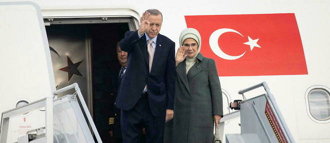 Le president turc Recep Tayyip Erdogan et son epouse, Emine, avant un voyage officiel au Kazakhstan, le 12 octobre 2022.
