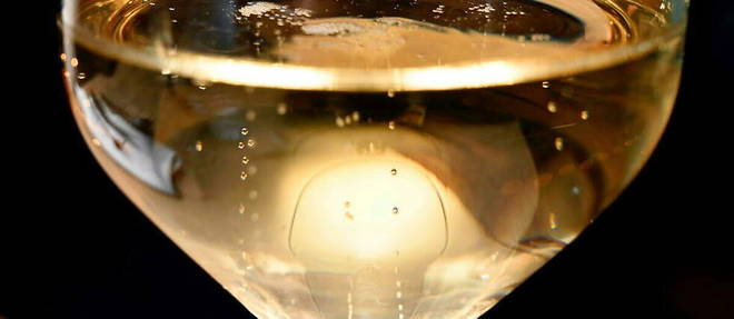 Les Francais achetent de plus en plus de vins blancs et petillants, au detriment des rouges.
