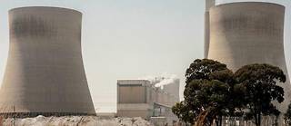 Eskom, qui produit près de 90 % de l'électricité du pays principalement à partir du charbon, fournit actuellement 26 000 MW d'électricité par jour en moyenne pour une demande de 32 000 MW, selon des chiffres régulièrement évoqués.
