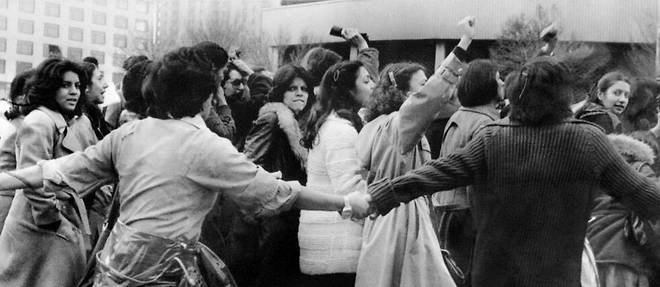 Le 9 mars 1979, des femmes manifestant contre les ordres de l'ayatollah Khomeyni d'abandonner leurs vetements occidentaux.
