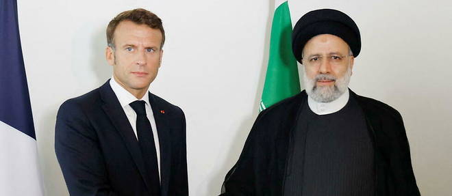 La poignee de main entre le president francais Emmanuel Macron et son homologue iranien Ebrahim Raissi, le 20 septembre 2020 a New York, a fait couler beaucoup d'encre en Iran.
