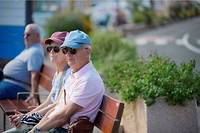 Un couple de seniors à Port-Vendres, en septembre 2022. 
