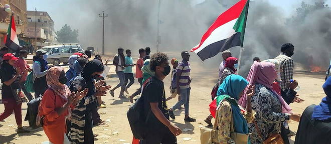 Des manifestants defilent dans les rues de Khartoum le 25 octobre.
