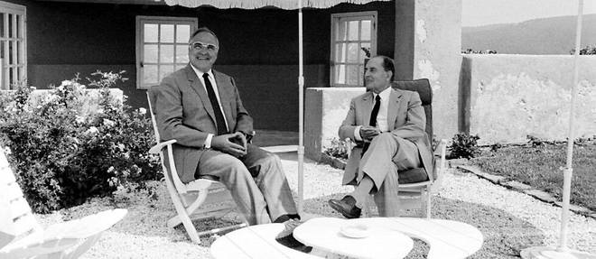 Le chancelier allemand Helmut Kohl et le president francais Francois Mitterrand au fort de Bregancon, le 24 aout 1985.
