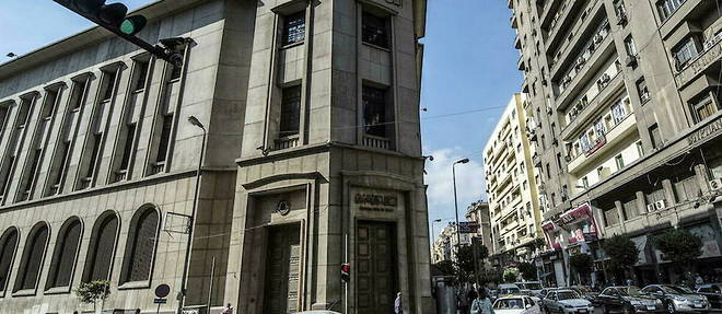 En echange d'un nouveau programme de pret du FMI, les autorites egyptiennes ont laisse la livre se devaluer de 17%.
