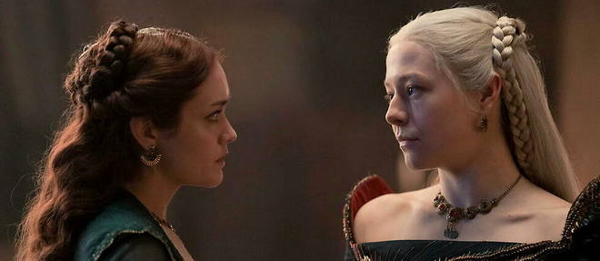 Alicent , la reine (Olivia Cooke), face a Rhaenyra, la princesse (Emma D'Arcy).
