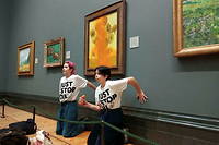 Des activistes ont lancé de la soupe à la tomate sur « Les Tournesols » de Vincent van Gogh le 14 octobre à la National Gallery à Londres.
