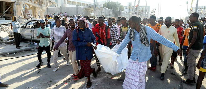 Deux voitures piegees ont explose samedi au ministere de l'Education a Mogadiscio, faisant une centaine de morts et pres de 300 blesses.
