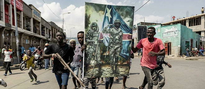 En brulant un drapeau rwandais, des jeunes ont manifeste leur colere dimanche a Goma (est de la RDCongo) contre le Rwanda accuse de soutenir les rebelles du M23, qui sont a quelques dizaines de kilometres de la ville et continuent d'affronter l'armee congolaise.
