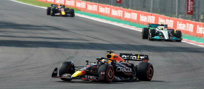 Max Verstappen (Red Bull) devance Lewis Hamilton (Mercedes AMG) et le local de l'etape Sergio Perez (Red Bull).
