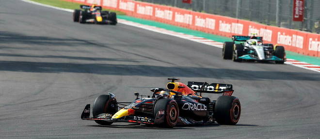 Max Verstappen (Red Bull) devance Lewis Hamilton (Mercedes AMG) et le local de l'étape Sergio Pérez (Red Bull).
