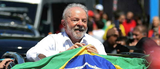 L'ancien president Luis Inacio Lula da Silva a obtenu une courte avance (50,9% des suffrages contre 49,1%) sur son adversaire, l'actuel president Jair Bolsonaro. 
