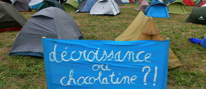 Des manifestants ont plante leur tente a Sainte-Soline.


