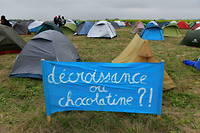 Des manifestants ont planté leur tente à Sainte-Soline.
