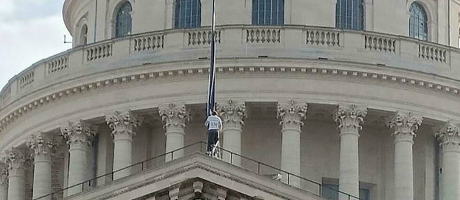 Sasha, militant de Derniere Renovation, est monte sur le toit du Pantheon.

