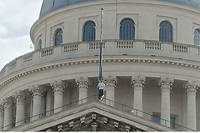 Sasha, militant de Dernière Rénovation, est monté sur le toit du Panthéon.

