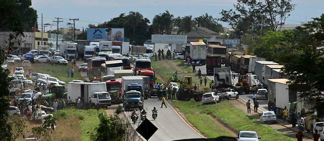 Les supporteurs de Bolsonaro bloquent une route.
