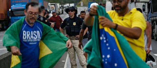 Bresil: Multiplication des barrages routiers, Bolsonaro toujours muet
