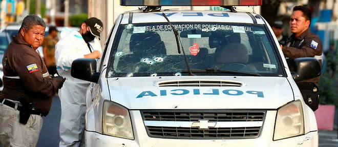 Le ministere de l'Interieur a indique que les attaques de mardi ont fait << cinq morts parmi les policiers >> a Guayaquil.

