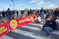 Des manifestants de Dernière Rénovation mobilisés sur le quai d'Orsay, le mercredi 2 novembre 2022.
