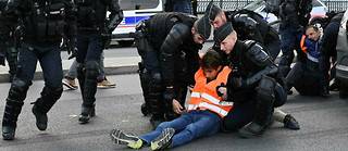 Les forces de l'ordre délogent les militants de Dernière Rénovation qui ont bloqué le quai d'Orsay pendant plus de 2 h 30 ce mercredi 2 novembre.
