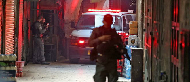 Une ambulance sur les lieux dans la vieille ville de Jerusalem, ou un assaillant a poignarde au moins un policier israelien avant d'etre abattu, le 3 novembre 2022.
