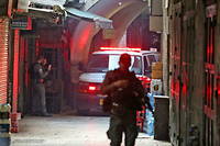 Une ambulance sur les lieux dans la vieille ville de Jérusalem, où un assaillant a poignardé au moins un policier israélien avant d'être abattu, le 3 novembre 2022.
