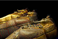 Le 4 novembe 1922, l'archéologue britannique Howard Carter découvrait le  tombeau de Toutankhamon. Ce pharaon de la XVIIIe dynastie ayant régné de 1346 à 1337 av. J.–C. allait devenir mondialement connu.
