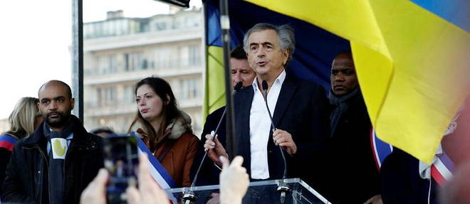 Le philosophe Bernard-Henri Levy prend la parole lors d'une manifestation contre l'invasion de l'Ukraine par la Russie, le 5 mars 2002 a Paris.
