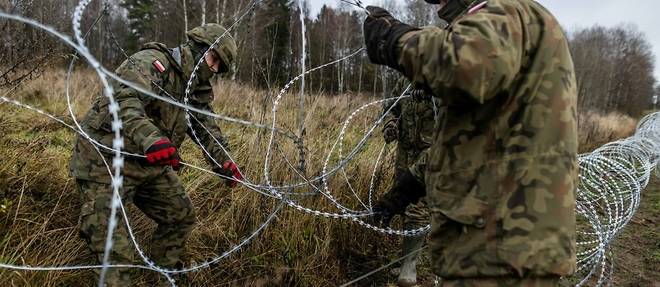 A la frontiere russe, la Pologne installe des barbeles contre l'immigration illegale