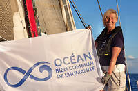 Catherine Chabaud à Lorient (Morbihan), le 2 septembre 2002, à bord de  Cigare rouge  avant le départ de la Route du rhum.
