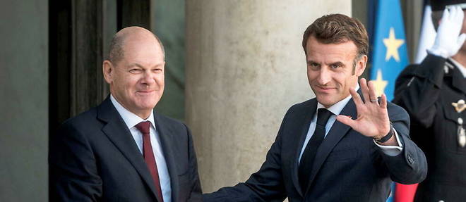 Emmanuel Macron und Bundespräsident Olaf Scholz auf den Stufen des Elysée-Palastes in Paris am 26.10.2022.