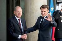 Emmanuel Macron et Olaf Scholz, chancelier de la Republique federale d'Allemagne, sur le perron de l'Elysee, a Paris, le 26 octobre 2022.
