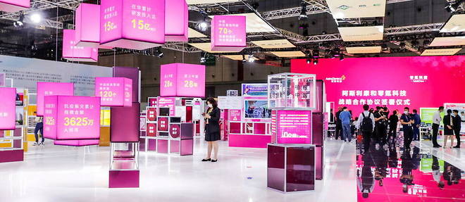 Le stand d'AstraZeneca dans la zone d'exposition des equipements medicaux et des produits de sante de la quatrieme Exposition internationale d'importation de Chine (CIIE) a Shanghai, en novembre 2021.
