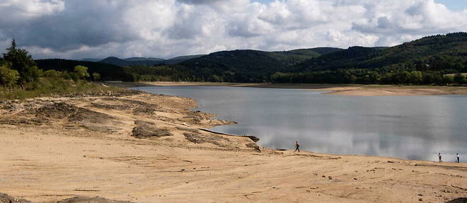 In France, Lake Saint-Ferreol reached the lowest level ever reached in 2022, due to drought.
