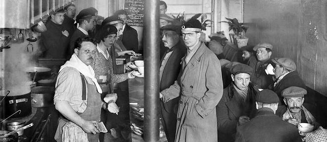 Soupe populaire dans le Quartier latin a Paris, en 1932. Depuis le krach de Wall Street, en 1929, la crise s'est propagee a toute l'Europe.
