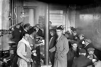 Soupe populaire dans le Quartier latin à Paris, en 1932. Depuis le krach de Wall Street, en 1929, la crise s’est propagée à toute l’Europe.
