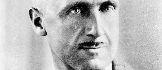 Dans le contexte de la guerre froide, George Orwell donne le nom de 130 personnes suspectees par lui d'etre communistes a une amie qui travaille pour les services de renseignement britanniques.
