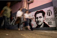 Symbole de résistance, la figure d’Orwell exposée par des supporteurs de foot sur un mur de Belgrade (Serbie), avec cette phrase, tirée d'une préface inédite de  La Ferme des animaux  (1945) :  « La liberté est le droit de dire aux autres ce qu’ils ne veulent pas entendre. »
