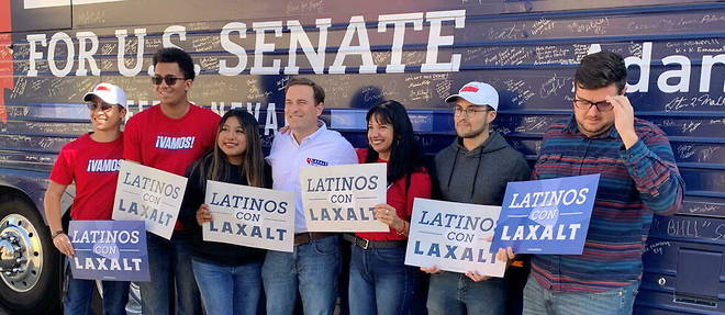 Des electeurs latinos soutiennent Adam Laxalt (au centre), republicain adoube par Donald Trump, dans sa course au Senat.
