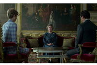 Elizabeth II (Imelda Staunton) sera contrainte d'accepter le divorce de Charles (Dominic West) et Diana (Elizabeth Debicki).
